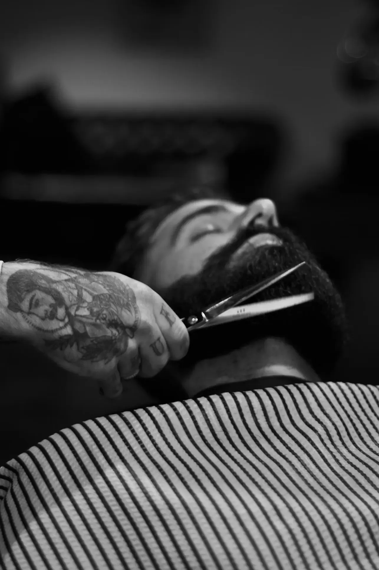 Barbe sculptée, vue de profil
